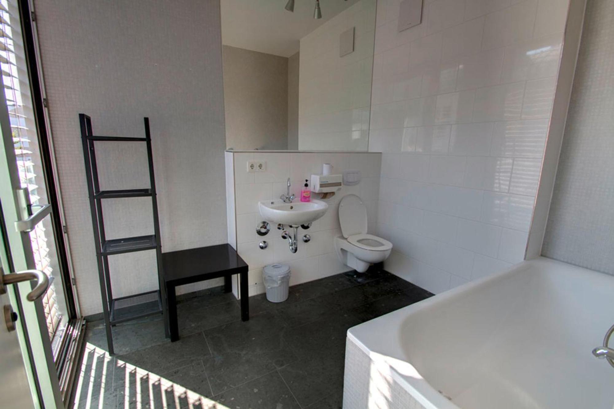 Bed 6-Bed-Dorm Female Ensuite